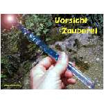 06ZauberstabBlauInHandPostkarte.jpg